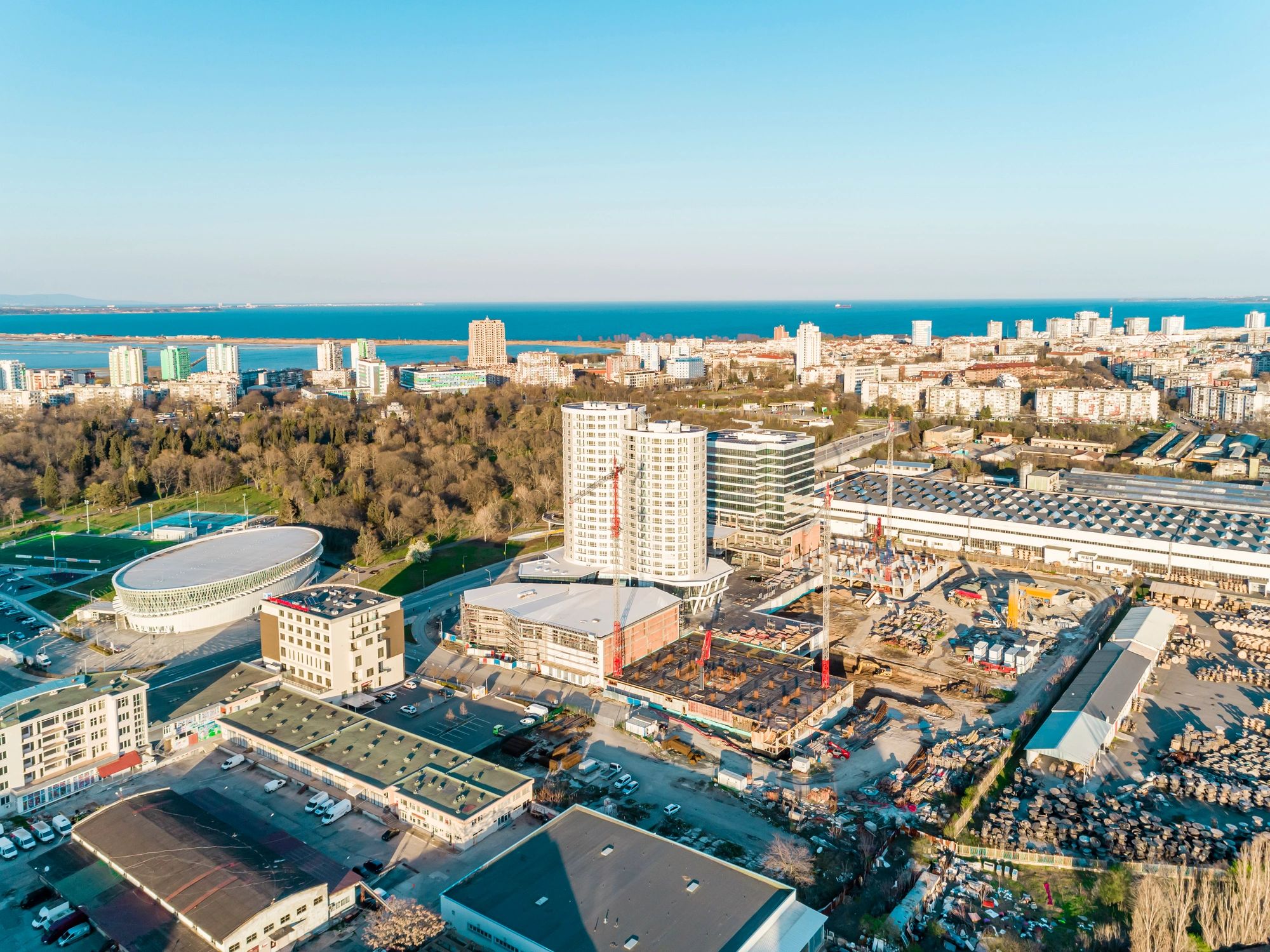 Vue aérienne de chantier et bâtiments en construction
